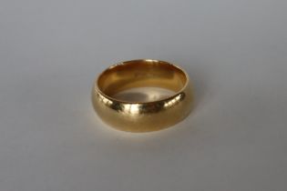 An 18ct yellow gold D shaped wedding band, size X,