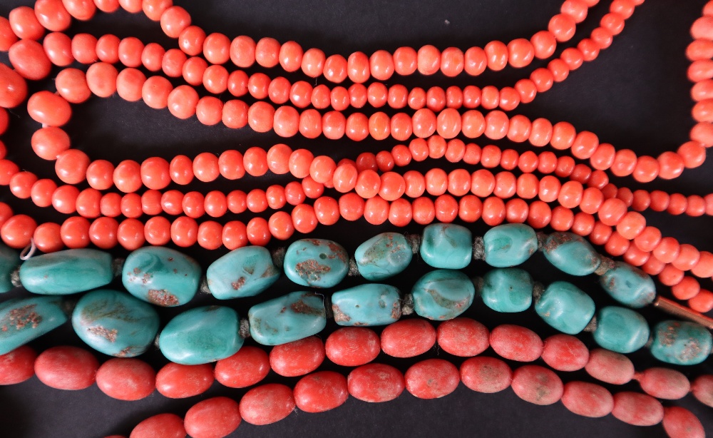 A three strand coral necklace with tapering spherical beads together with another coral necklace - Bild 3 aus 3