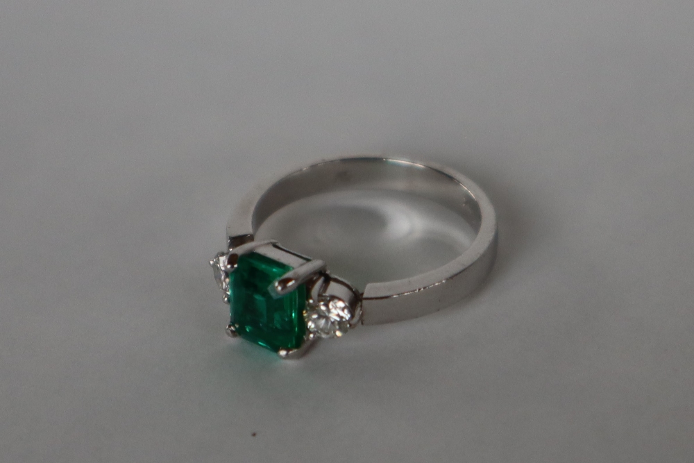 An emerald and diamond ring set with a central emerald cut emerald approximately 6mm x 5mm, - Image 3 of 5