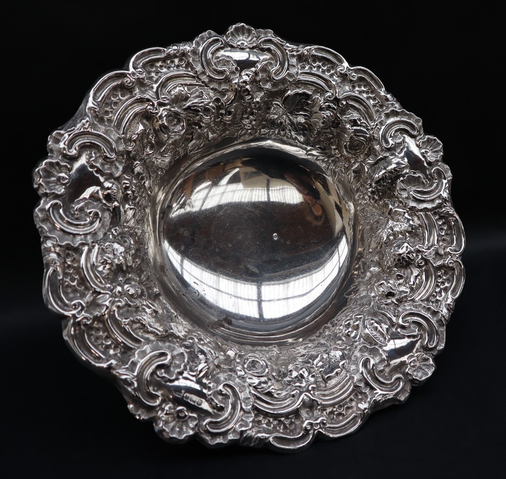 An Edward VII silver pedestal bowl with a flower, grape and scrolling border, Sheffield, 1902, - Image 2 of 4