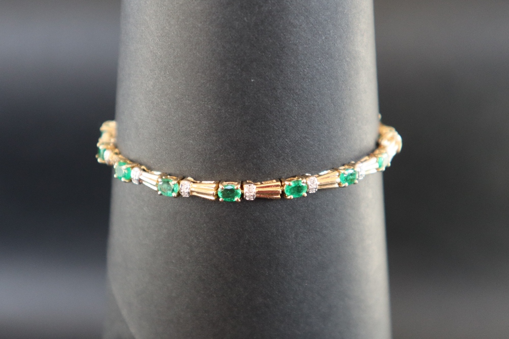 An emerald and diamond tennis bracelet set with sixteen oval faceted emeralds and diamonds to a - Bild 2 aus 6