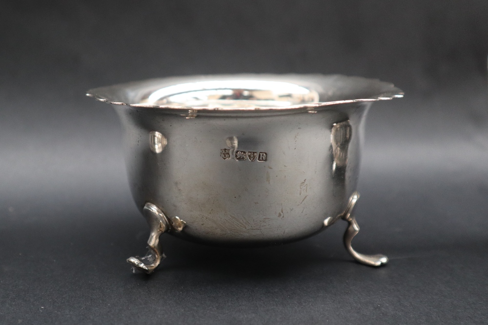 A George V silver sauce boat with a line decorated rim and foot, London, 1916, - Image 3 of 9