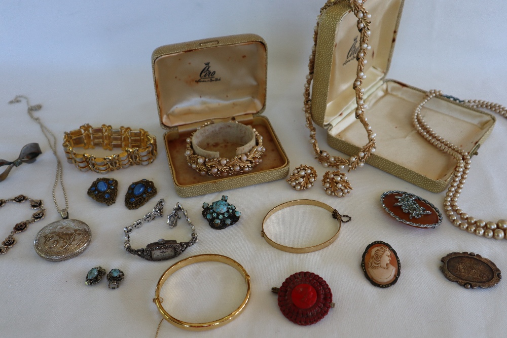 Assorted costume jewellery including a Trifari suite of necklace,