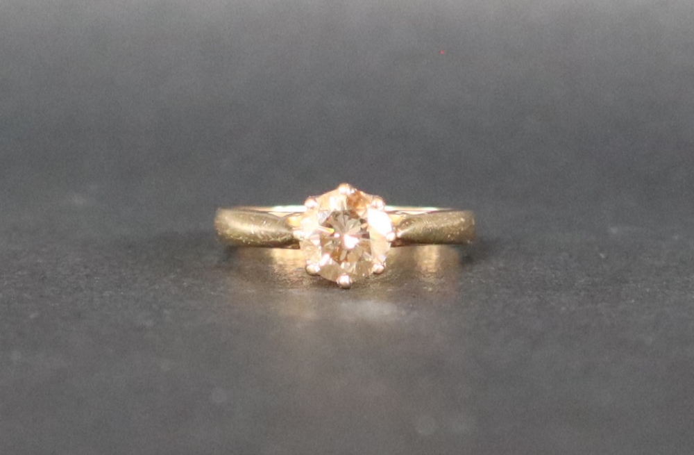 An 18ct yellow gold solitaire diamond ring set with a champagne coloured round brilliant diamond - Bild 8 aus 10