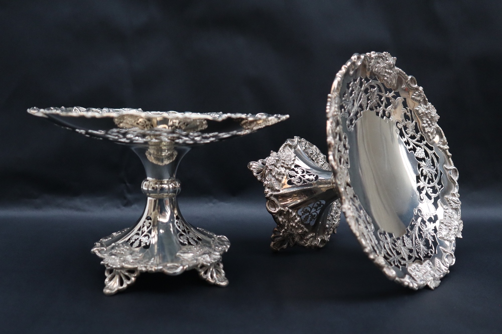 A pair of George V silver comports with a pierced top and grapes and leaves decoration, Sheffield, - Bild 3 aus 7