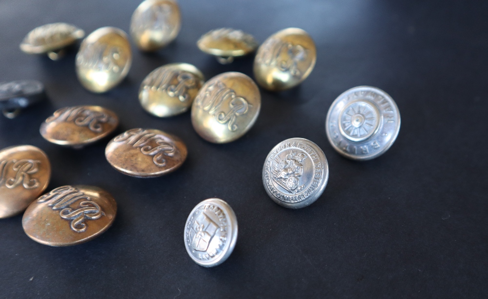 A set of ten GWR (Great Western Railway) brass buttons together with other railway related buttons - Image 4 of 5