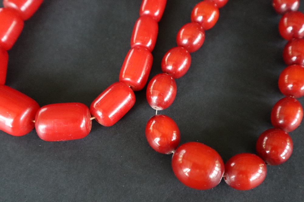 A Cherry Amber / Bakelite bead necklace, with barrel shaped beads ranging in size from 27mm to 15mm, - Bild 4 aus 8