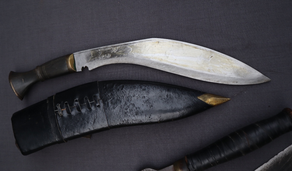 A curved Kukri dagger with a turned wooden metal mounted grip, - Image 5 of 9