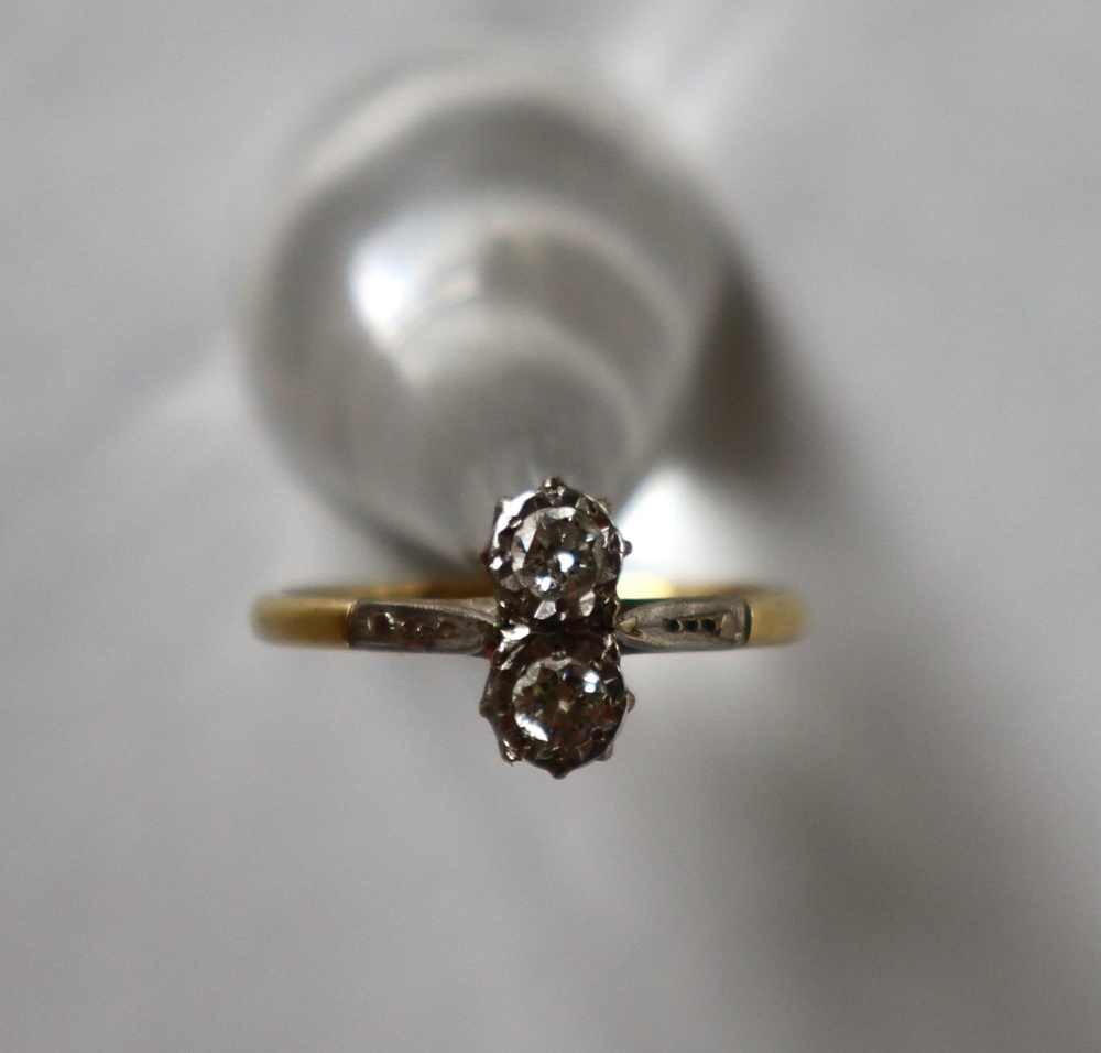 A two stone diamond ring set with old round cut diamonds to a white metal setting and yellow metal - Image 2 of 6