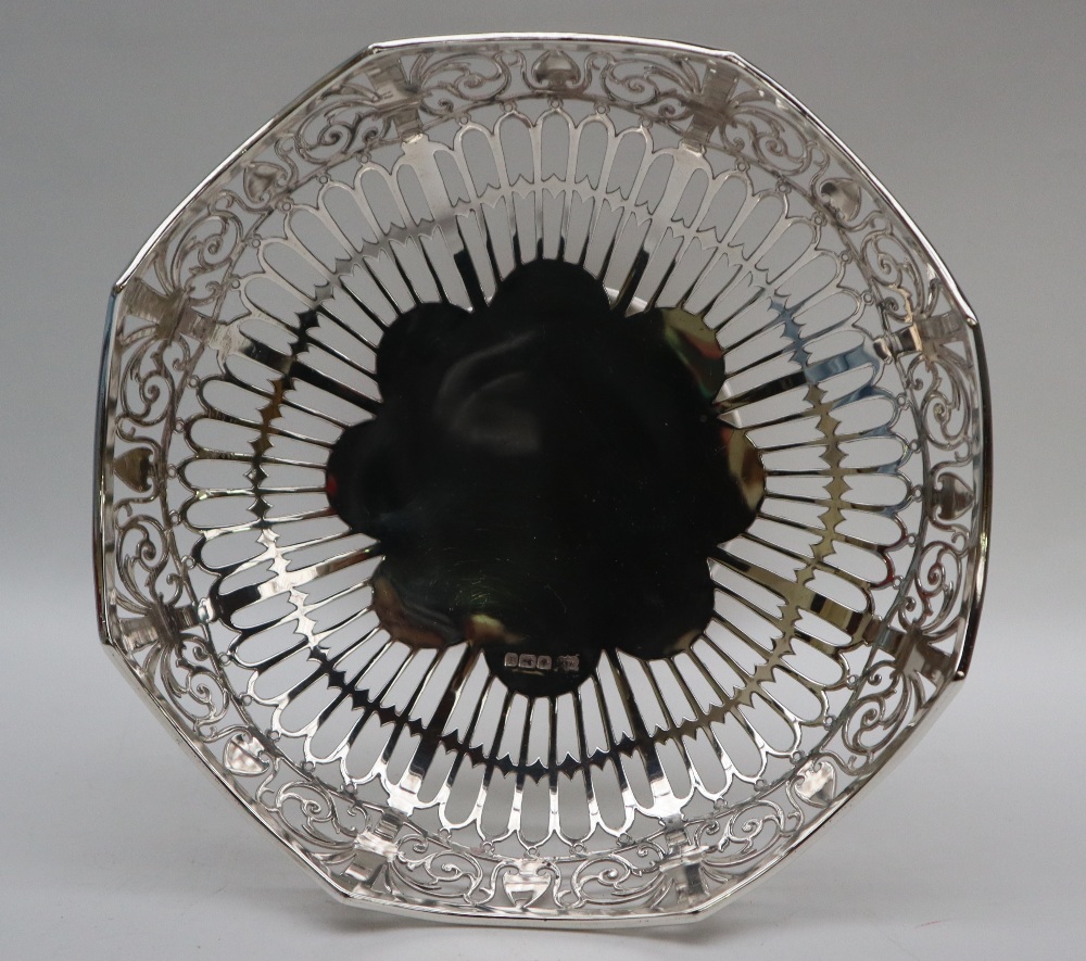 A George V silver pedestal bowl with a pierced pointed circular bowl on a ring turned column and - Bild 3 aus 6