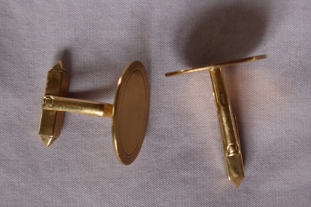 A pair of 9ct yellow gold cufflinks of oval form with engine turned decoration on a post and swivel, - Image 4 of 4