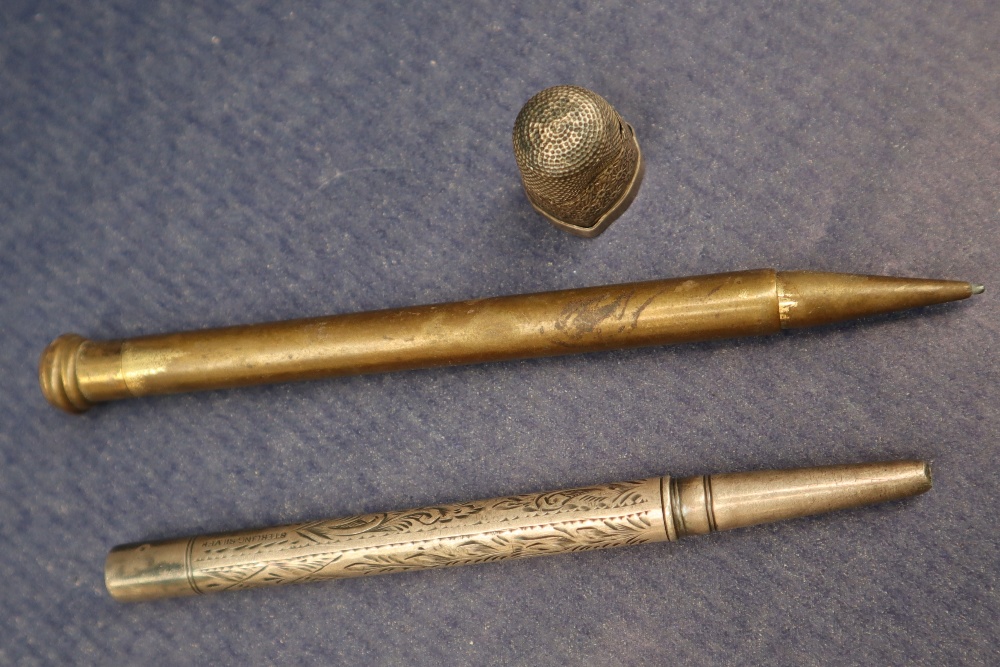 An Edward VII silver sauce boat with a scrolling handle on three legs with hoof feet, Sheffield, - Bild 2 aus 4