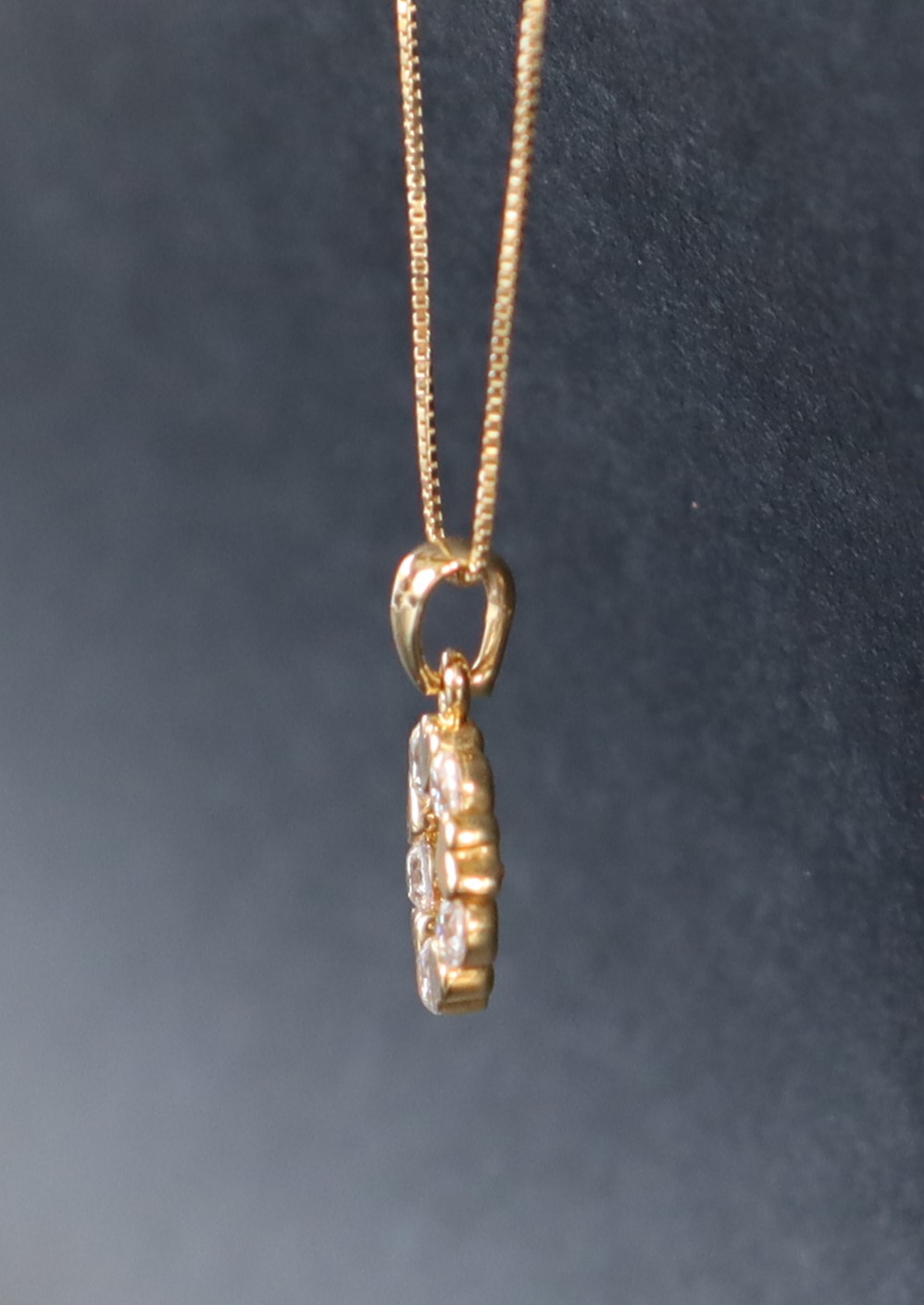 An 18ct yellow gold pendant of circular form, paste set, on an 18ct yellow gold chain, - Image 3 of 5