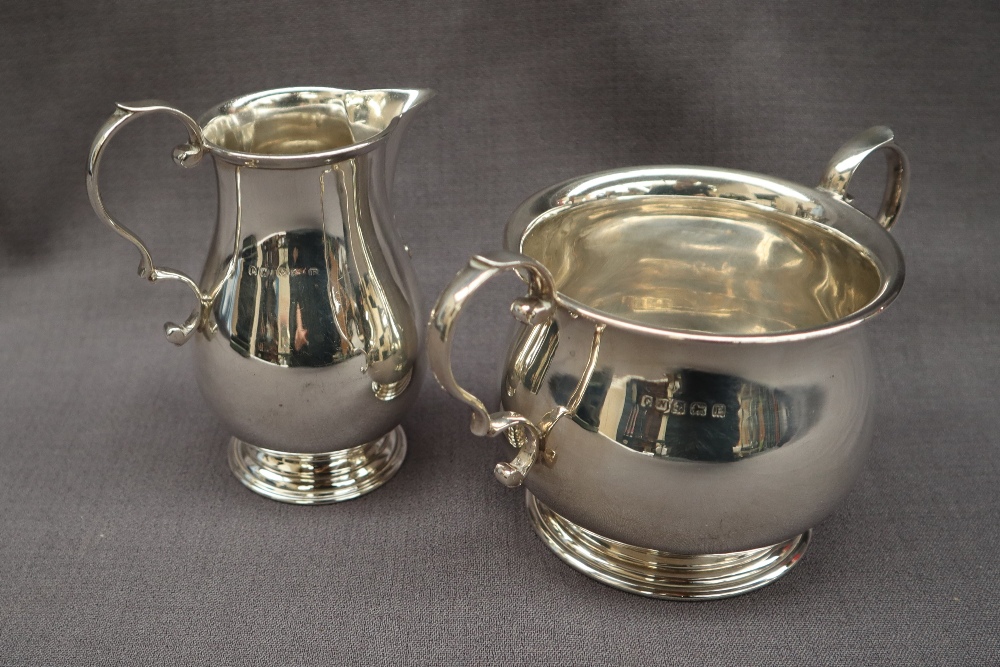 A George V silver cream jug of sparrow beak form together with a matching twin handled sugar basin, - Bild 7 aus 7