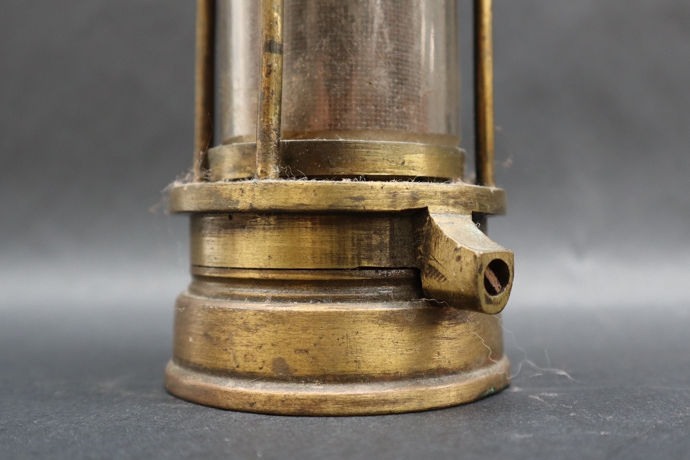 A Thomas and Williams of Aberdare Fireman's safety lamp with a domed top and pierced metal cylinder, - Bild 4 aus 6