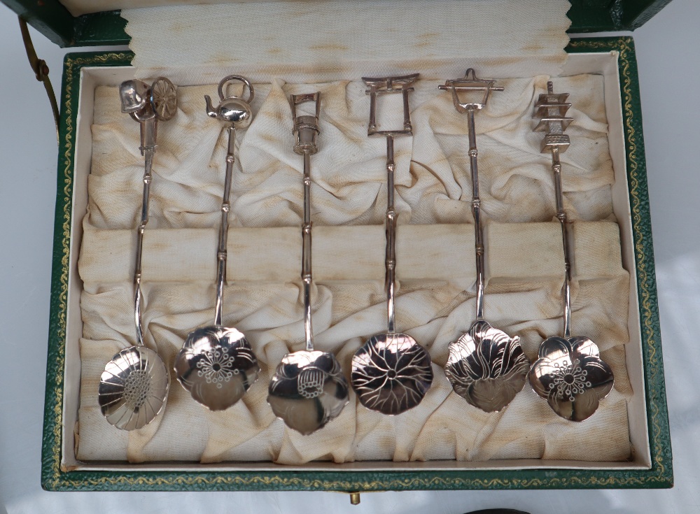 A set of six George V silver coffee spoons with pierced handles, Birmingham, 1911, - Bild 4 aus 4