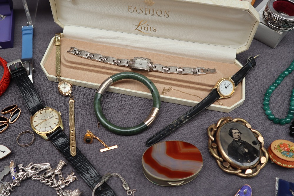 A hardstone box, together with a lattice ring, a jade bangle, another bangle, other wristwatches, - Image 4 of 12