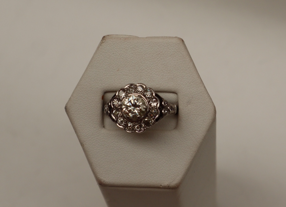 A diamond cluster ring, the central round old cut diamond, approximately 0. - Bild 3 aus 7