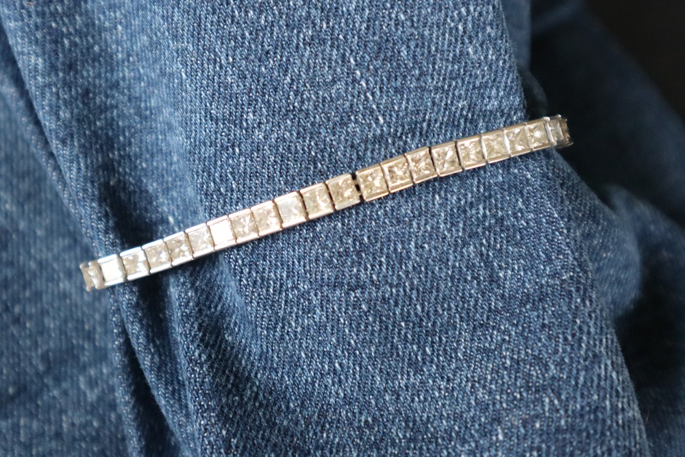 An 18ct white gold diamond set tennis bracelet,