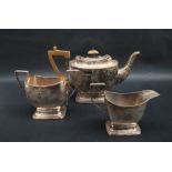 An Edward VII silver three piece tea set of tapering form on a spreading foot, London, 1909,