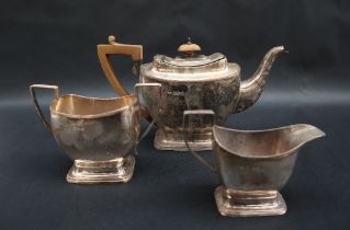 An Edward VII silver three piece tea set of tapering form on a spreading foot, London, 1909,