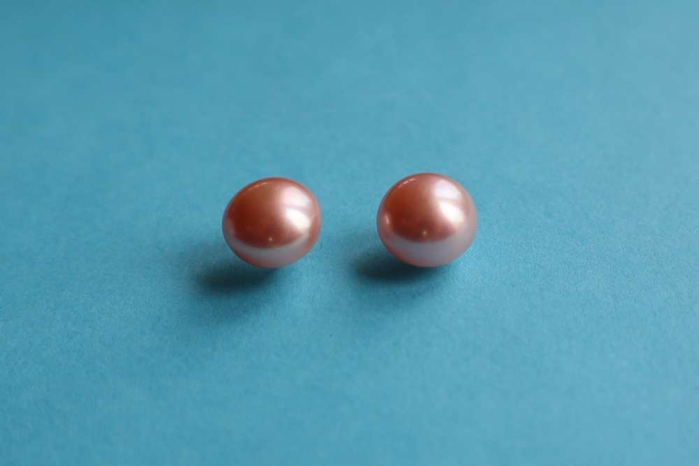 A pair of 9ct yellow gold studs set with oblate spheroid pink cultured pearls - Bild 2 aus 4