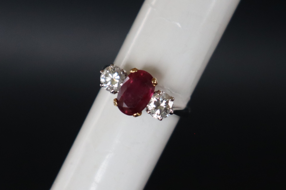 A ruby and diamond ring set with a central oval faceted ruby, approximately 9mm x 6mm, - Bild 7 aus 12