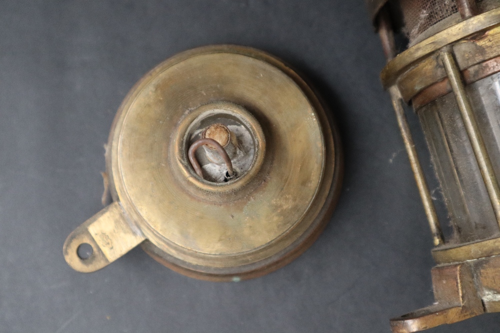 A Thomas's Patent brass and glass miners lamp, - Bild 7 aus 12