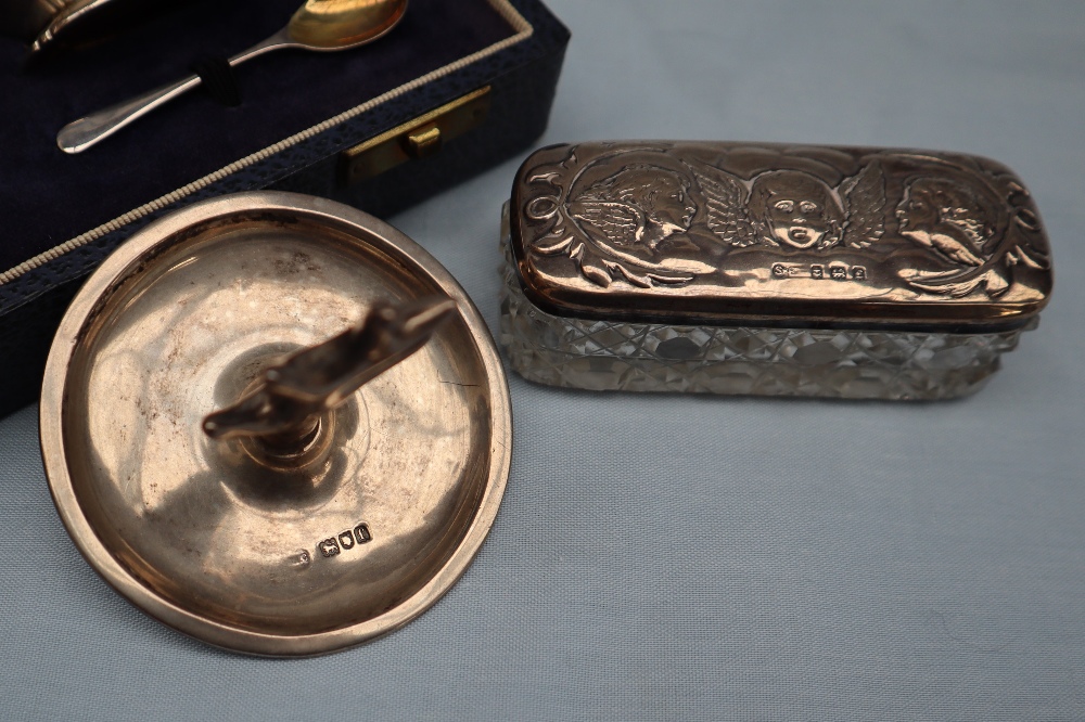 An Elizabeth II silver cruet set, comprising a mustard pot, open table salt and pepperette, - Bild 4 aus 4