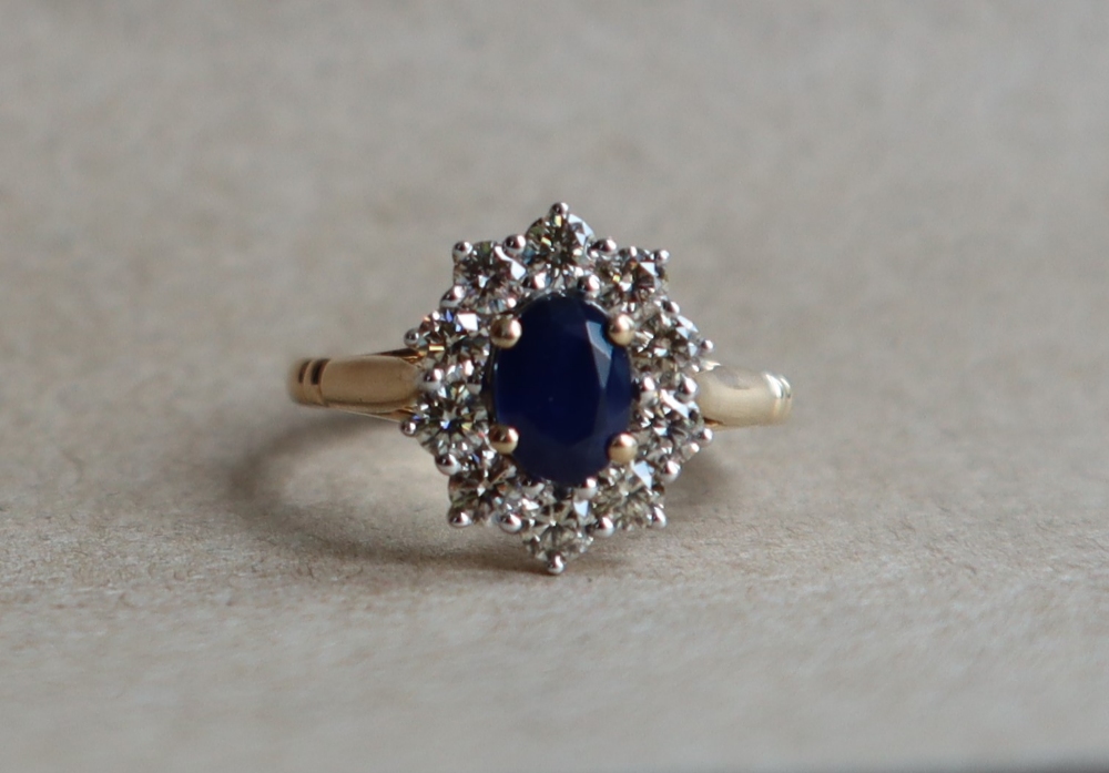 A sapphire and diamond cluster ring set with an oval faceted sapphire surrounded by round brilliant - Bild 3 aus 6