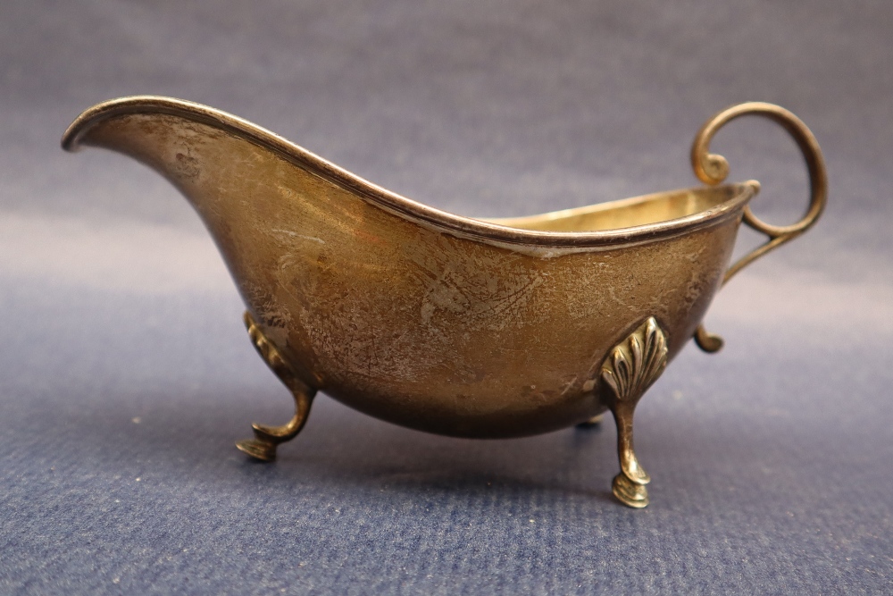 An Edward VII silver sauce boat with a scrolling handle on three legs with hoof feet, Sheffield, - Bild 3 aus 4