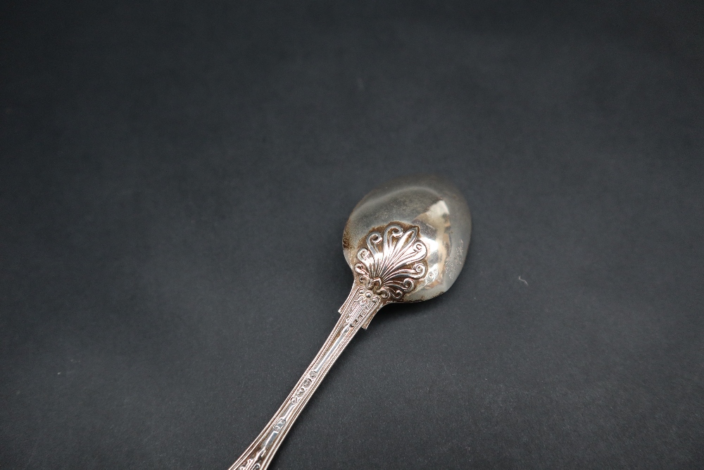 A late Victorian silver spoon and fork set, with scrolling leaf decoration, Sheffield, 1895, - Bild 7 aus 7