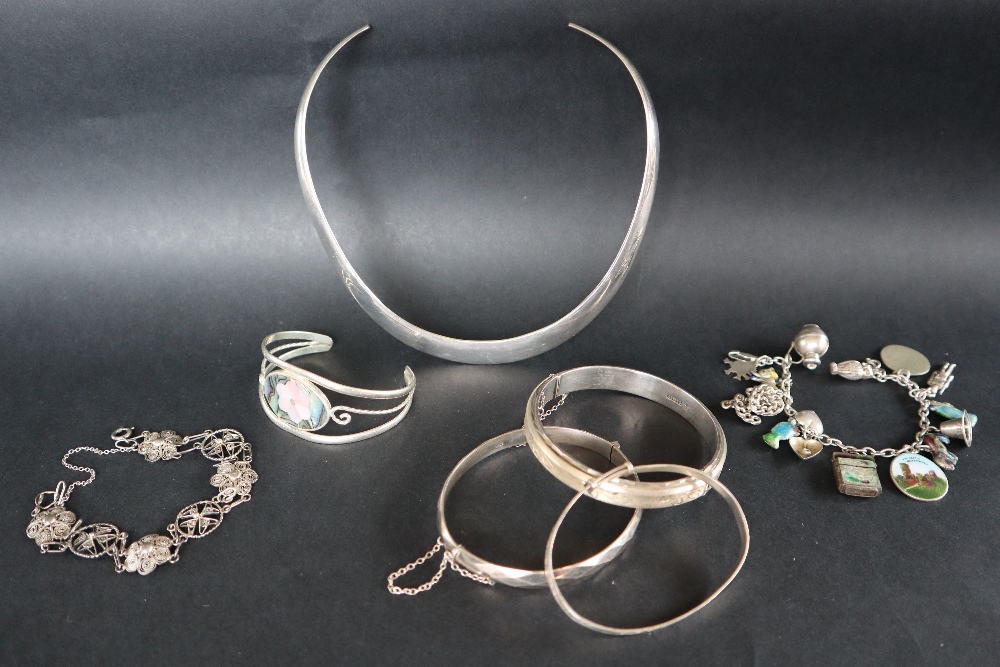 A silver torque necklet together with silver bangles, - Bild 3 aus 6