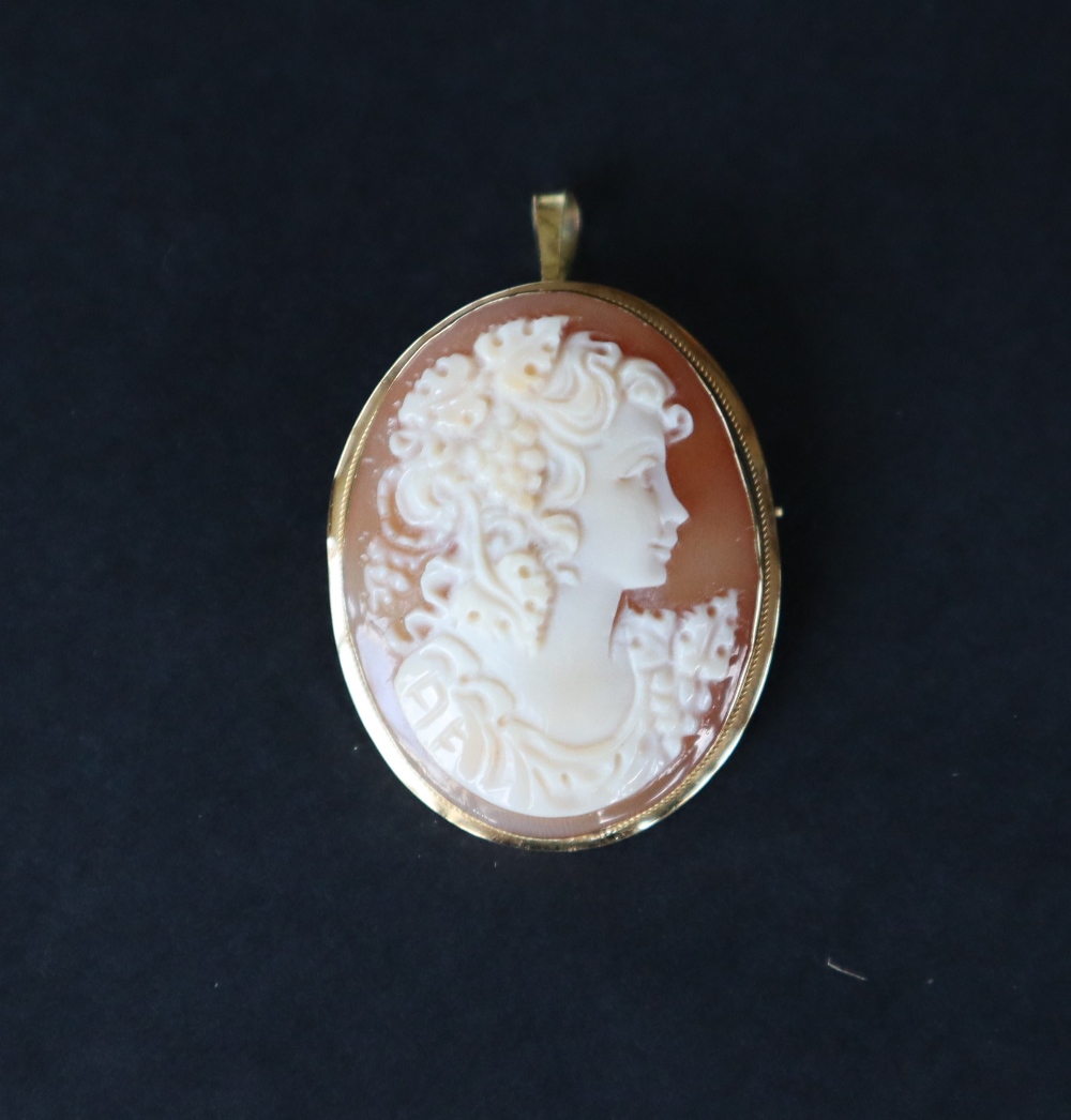 A shell cameo of a maiden in profile in an 18ct gold setting, 32mm x 26mm, approximately 4. - Bild 3 aus 5