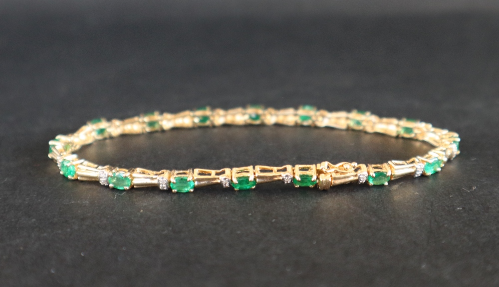 An emerald and diamond tennis bracelet set with sixteen oval faceted emeralds and diamonds to a - Bild 5 aus 6