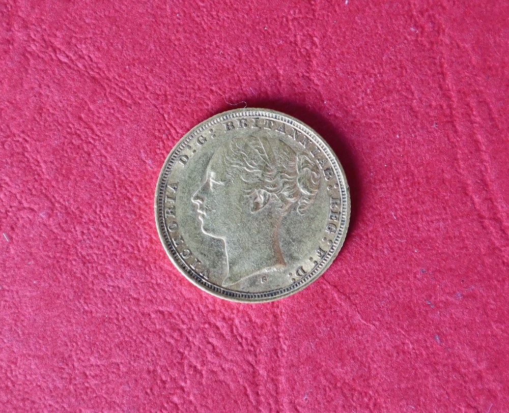 A Victorian young head gold sovereign dated 1885 - Bild 2 aus 2