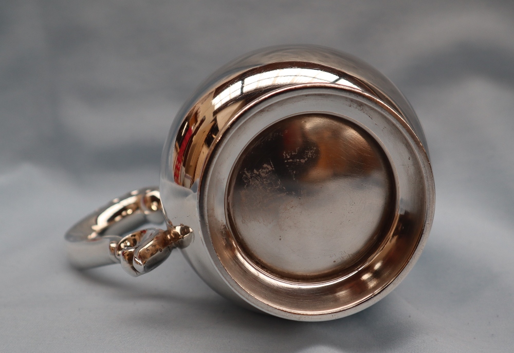 An Elizabeth II silver tankard of baluster form with a leaf capped scrolling handle on a spreading - Bild 5 aus 6