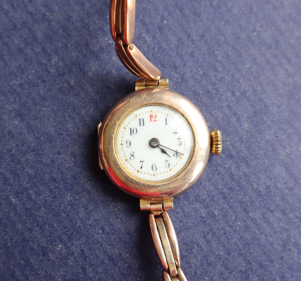 A lady's 9ct gold wristwatch with a circular white enamel dial with Arabic numerals on a 9ct gold - Image 6 of 9