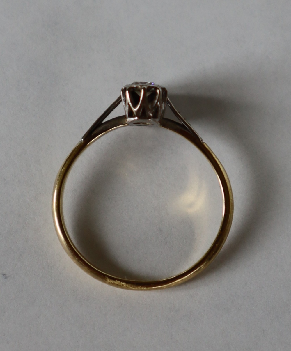 A two stone diamond ring set with old round cut diamonds to a white metal setting and yellow metal - Image 5 of 6