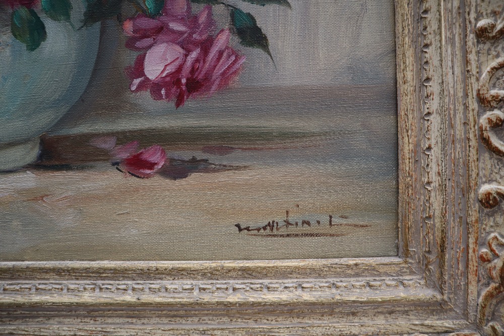 Martinil Still life study of a vase of roses Oil on canvas Signed 39 x 49. - Bild 4 aus 4