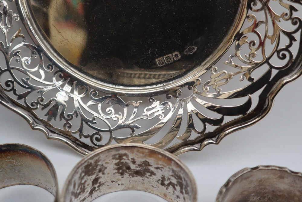 A late Victorian silver dish with a pierced rim, London, 1899, Sibray, - Bild 2 aus 3