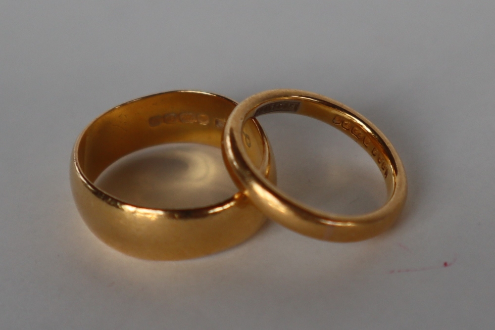 Two 22ct yellow gold wedding bands, sizes O and J,