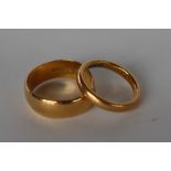 Two 22ct yellow gold wedding bands, sizes O and J,