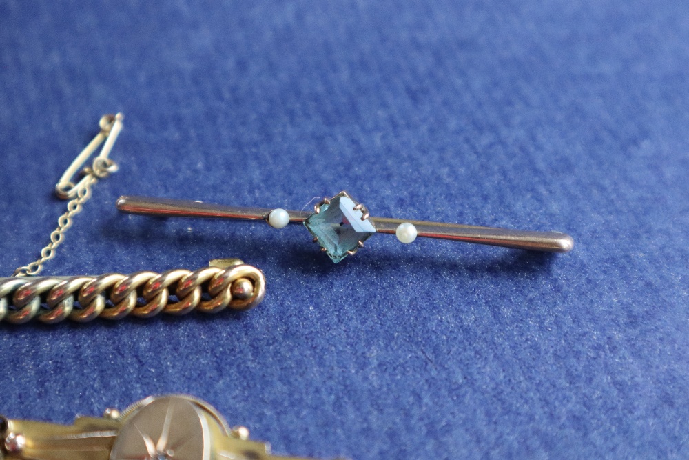 A 9ct gold pendant, together with a 9ct gold rope twist bar brooch, - Image 3 of 7