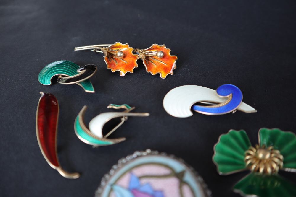 A collection of Norwegian silver and enamel brooches including Albert Scharning and others together - Image 2 of 15