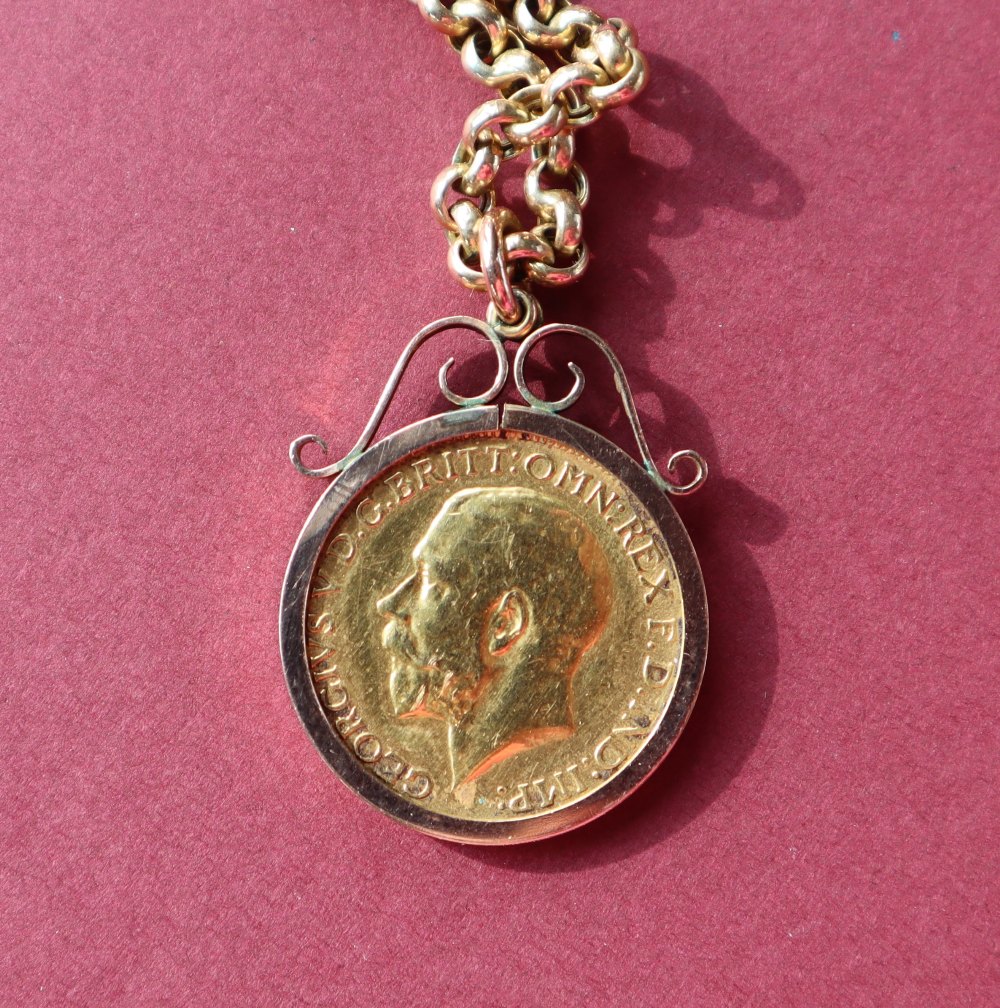 A George V gold sovereign dated 1914 in a 9ct gold slip mount on a 9ct gold chain, - Bild 2 aus 3