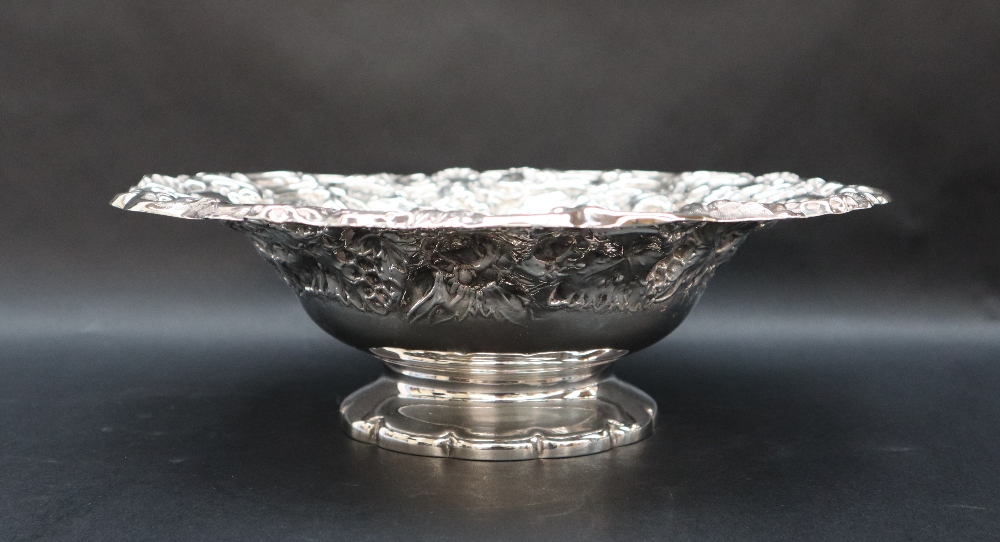 An Edward VII silver pedestal bowl with a flower, grape and scrolling border, Sheffield, 1902, - Image 3 of 4