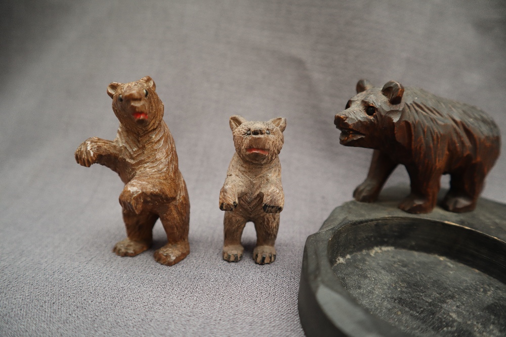 A Black Forest bear pin tray together with four assorted carved bears - Bild 2 aus 8