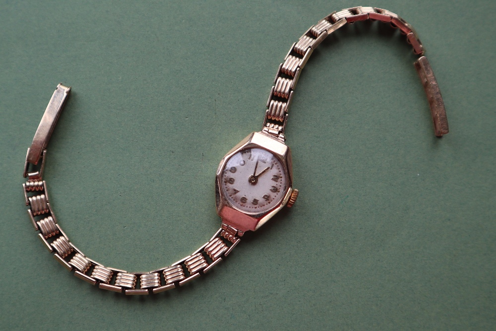 A lady's 9ct yellow gold wristwatch,