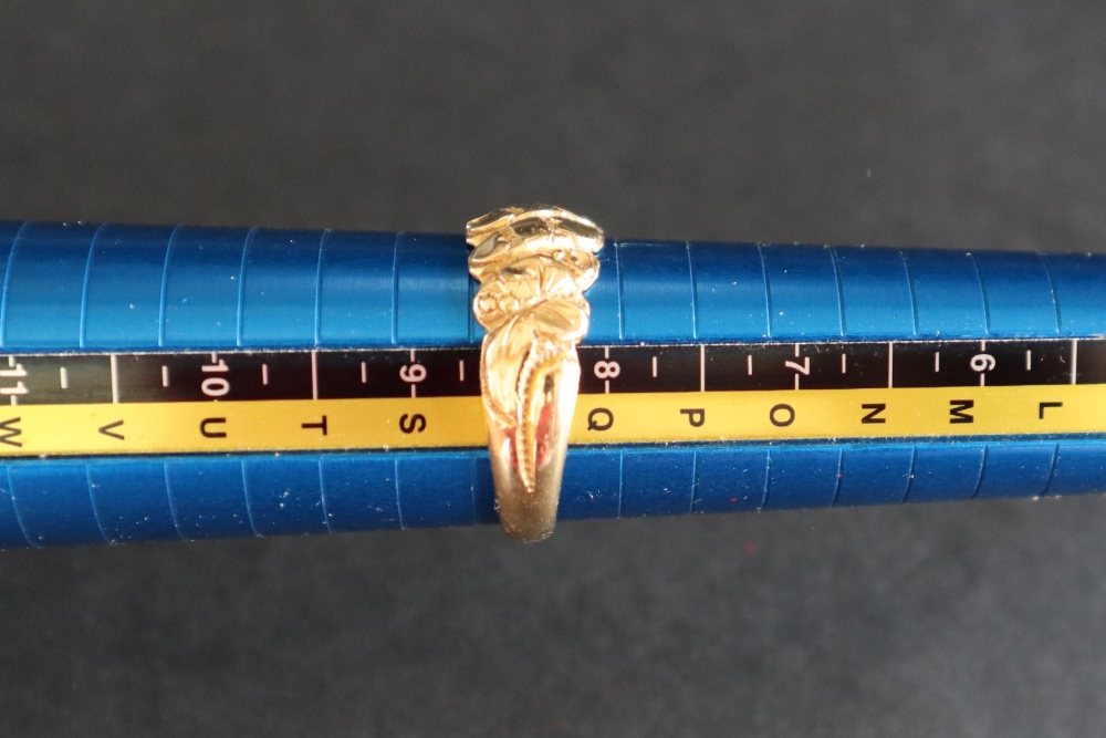 An 18ct yellow gold ring with tapering textured bar decoration, size Q 1/2, - Bild 5 aus 5